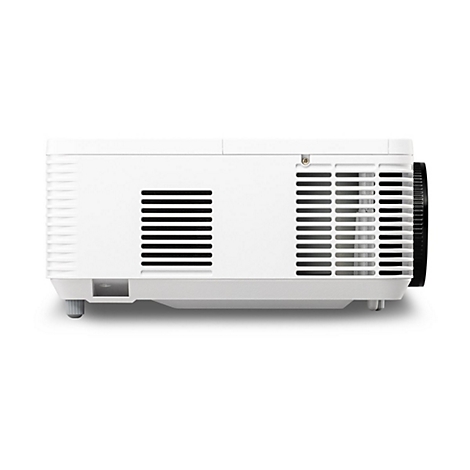 Seitenansicht eines weißen Projektors. Deutlich zu sehen sind Lüftungsschlitze, ein Objektiv und ein kleines graues Bein.