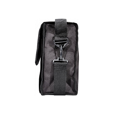 Detailaufnahme einer schwarzen Umhängetasche, die im Profil vor weißem Hintergrund dargestellt ist. Der Schulterriemen mit Hakenverschluss ist deutlich sichtbar.