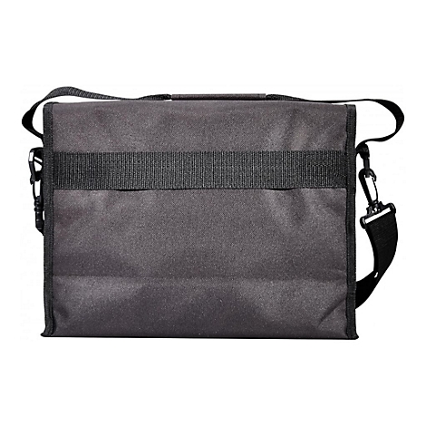 Dunkle Umhängetasche aus Stoff. Auf der Vorderseite ein breiter Gurt. Schwarzer Schulterriemen.