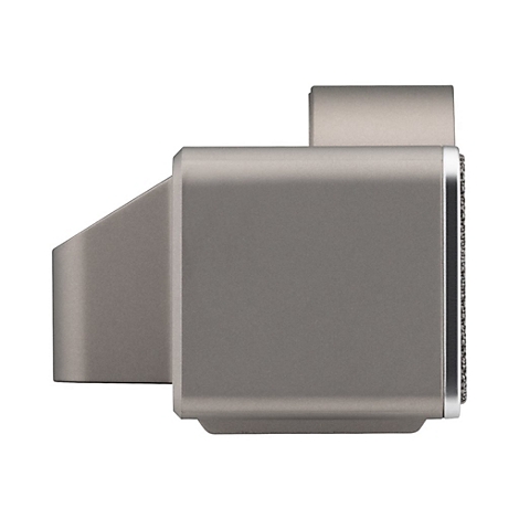 Objet rectangulaire gris avec bordure métallique, surface en maille noire et fixation supérieure. Gros plan.