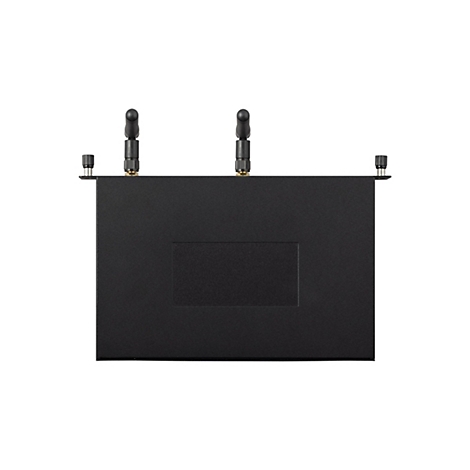 Appareil réseau noir avec trois antennes, sur fond blanc. Deux antennes en haut, une de chaque côté ; une troisième est fixée verticalement.