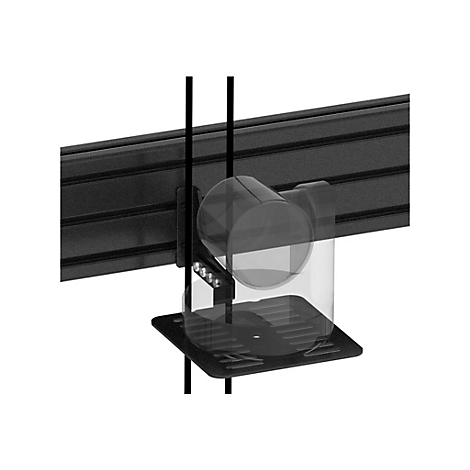 Detailaufnahme einer schwarzen Halterung mit transparentem Becher, an einer schwarzen, geriffelten Wand angebracht.