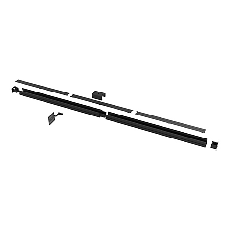 Schwarz lackierte Metallkomponenten, auseinander genommen. Das Set besteht aus mehreren Schienen, Verbindungsstücken und Halterungen.