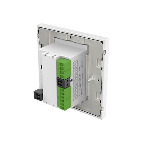 Nahaufnahme einer weißen Wandhalterung mit einem eingebauten elektronischen Modul. Das Modul hat grüne und graue Klemmen und eine Beschriftung mit technischen Details.