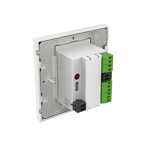 Nahaufnahme eines weißen Wandthermostats mit grünen und schwarzen Klemmen und einem USB-Anschluss.