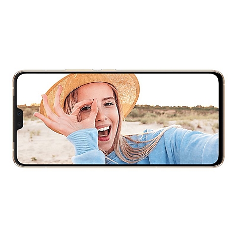 Eine Frau mit Hut formt mit den Händen ein 'Okay'-Zeichen, während sie ein Smartphone hält und in die Kamera lächelt.