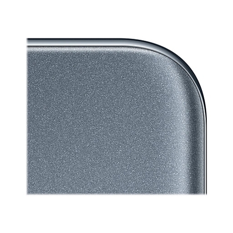 Nahaufnahme einer abgerundeten Ecke eines grau-melierten Gehäuses mit glänzendem Rahmen.