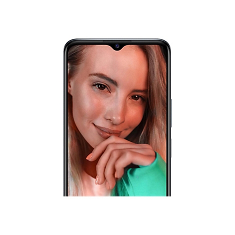 Nahaufnahme einer jungen Frau, die auf einem Smartphone-Bildschirm zu sehen ist, lächelnd und mit der Hand am Mund.