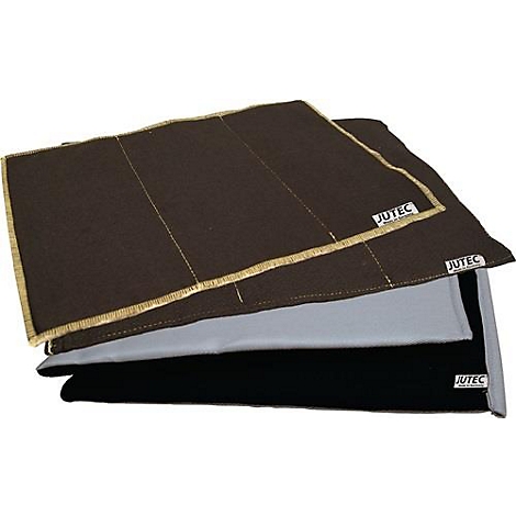 Drie JUTEC placemats, bruin, grijs en zwart, op elkaar gestapeld. De bruine set heeft gouden stiksels en het JUTEC-logo.