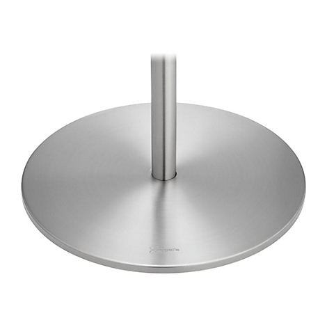 Nahaufnahme des runden, silbernen Standfußes einer Stehleuchte. In der Mitte ist ein silberner Stab zu sehen.