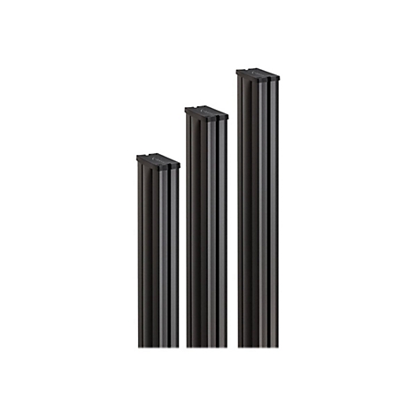 Drei schwarze, geriffelte Säulen unterschiedlicher Höhe, stehen vor weißem Hintergrund. Jede Säule hat eine quadratische Oberseite.