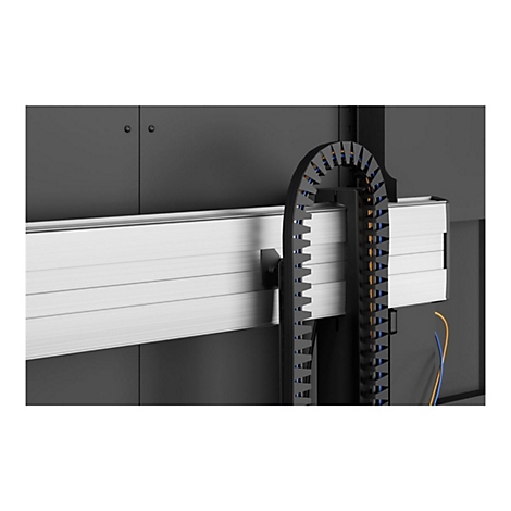 Detailaufnahme einer schwarzen Energiekette mit Kabeln, befestigt an einer silbernen Schiene.