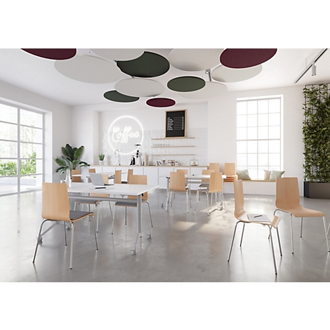 Un café lumineux avec tables et chaises en bois. Éléments acoustiques ronds et colorés au plafond. Bar à café et plantes vertes.