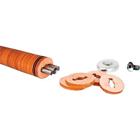 Close-up van een houten handvat met bruine leren ringen, een metalen dop en een bout. Een metalen kern steekt uit het hout.