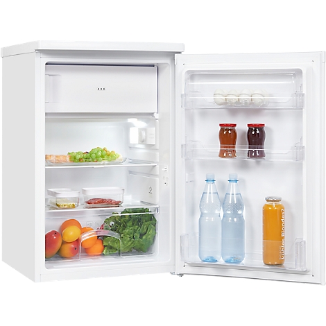 Ein weißer, kompakter Kühlschrank mit offener Tür, gefüllt mit frischen Lebensmitteln wie Obst, Gemüse und Getränken.