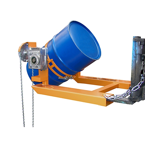 Un volteador de barriles azul, fijado a un marco amarillo-naranja, es transportado por una carretilla elevadora. Una cadena asegura el barril.