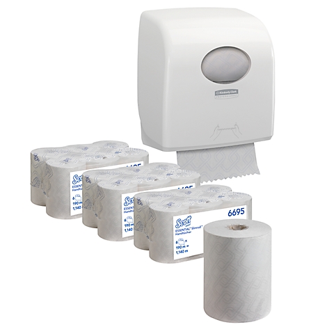 Een witte papieren handdoekdispenser met papieren rollen. Op de voorgrond staat een enkele rol papieren handdoeken.