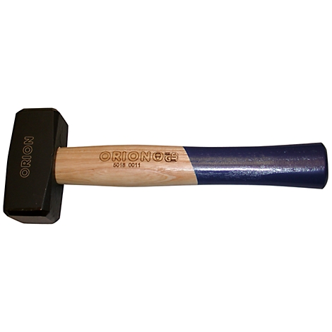 Sledgehammer met zwarte kop en houten steel, blauw geverfde grip. 'ORION' staat op de hamerkop.