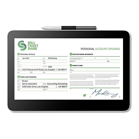 Ein Tablet zeigt ein Formular zur Kontoeröffnung. Es ist unterschrieben. Ein Stift liegt daneben.