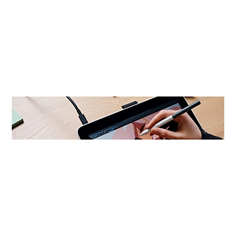 Nahaufnahme einer Hand, die einen Stift über einem Grafiktablett hält. Der Bildschirm zeigt eine Zeichnung. Der Stift hat eine schwarze und weiße Spitze.
