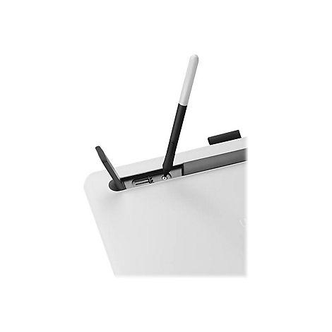 Nahaufnahme eines weißen Grafiktabletts mit Stift. Der Stift ist teilweise in das Tablet eingesetzt.