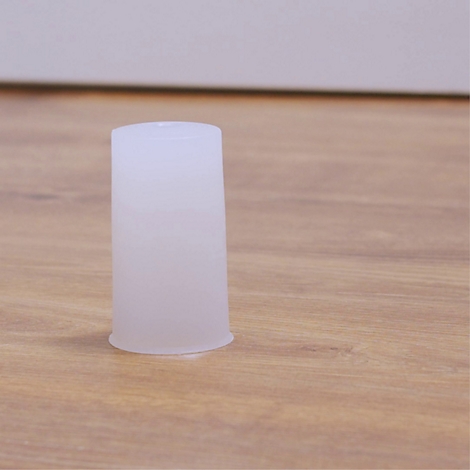 Een transparante, kegelvormige plastic beker staat op een houten vloer. De beker heeft een bredere opening en loopt taps toe naar beneden.