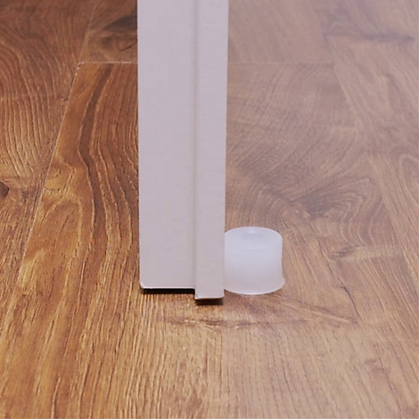 Close-up van een plastic deurstootblok op een houten vloer.