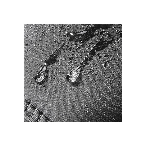 Nahaufnahme von Wassertropfen auf einer schwarzen, wasserabweisenden Textiloberfläche.