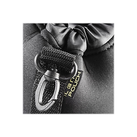 Nahaufnahme einer schwarzen Tasche mit Karabinerhaken und eingenähtem Etikett mit Aufschrift LENS POUCH.