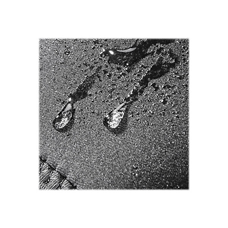 Nahaufnahme von Wassertropfen auf schwarzem, strukturiertem Textilgewebe.