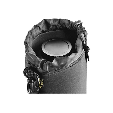 Schwarze Objektivtasche mit Kordelzug und Objektivdeckel im Inneren.