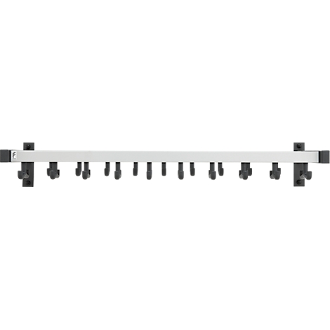 Detailaufnahme einer silberfarbenen Kleiderstange mit schwarzen Haken.