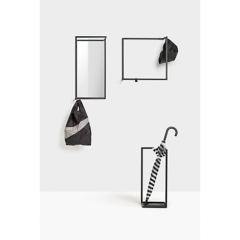 Schwarze Wandgarderobe: Spiegel, Hutablage, Tasche und Regenschirmhalterung mit Regenschirm.