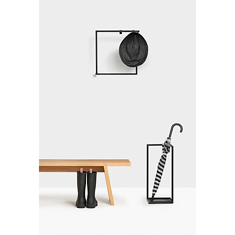 Garderobe mit Haken, Hut, Stuhl, Regenschirm und Stiefeln. Alles in Schwarz vor weissem Hintergrund.