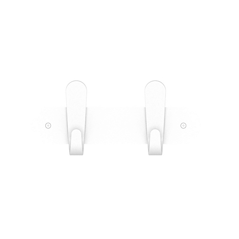 Zwei kleine, weisse Ohrringe. Minimalistisches Design.