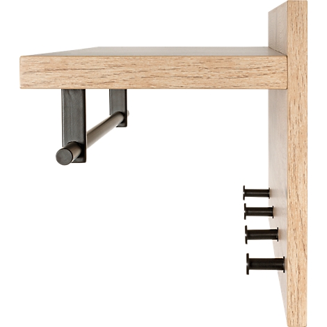 Wandregal mit Holzablage, metallenem Kleiderbügel und schwarzen Schrauben.