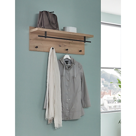 Wandgarderobe aus Holz mit Kleidern, Schal und Tasche. An der Wand hängt ein Fenster mit Ausblick.