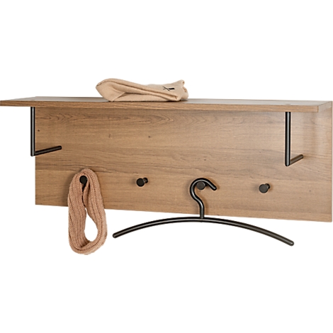 Holzwand mit Hutablage, Haken, Kleiderbügel und Schal.
