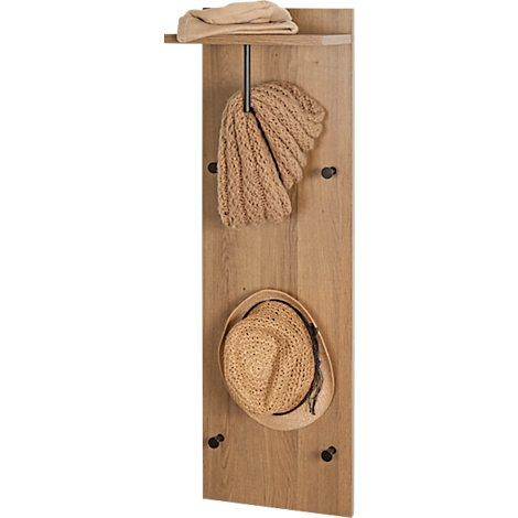 Holz Garderobe mit Hut, Schal und Mütze. Das Regal hat eine Ablage für weitere Kleidungsstücke.