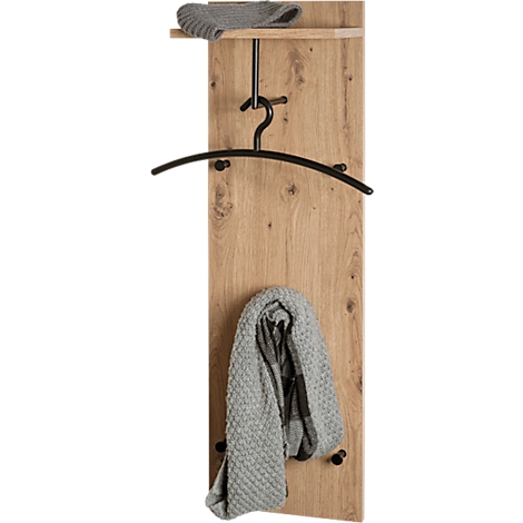 Holzgarderobe mit Ablage, Kleiderbügel, Schal und Hausschuhen. Die Holzstruktur ist deutlich sichtbar.