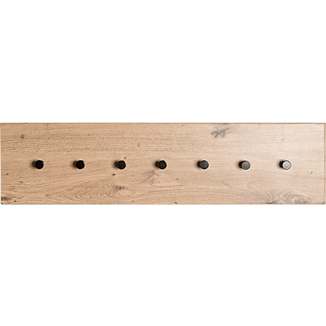 Helles Holzbrett mit sieben dunklen, runden Knöpfen.