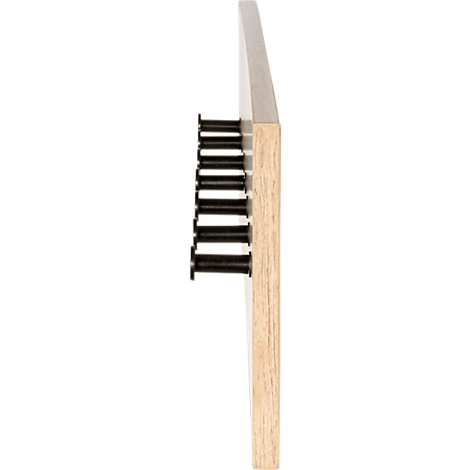 Nahaufnahme von Holz mit eingelassenen Schrauben.