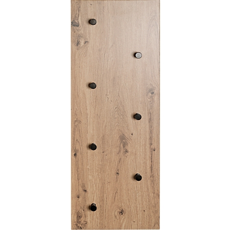 Nahaufnahme einer Holztür mit schwarzen Knöpfen. Die Holzmaserung ist deutlich sichtbar.