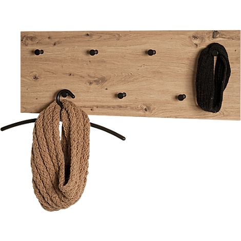 Holzwand mit Haken und Schals, braun und schwarz.