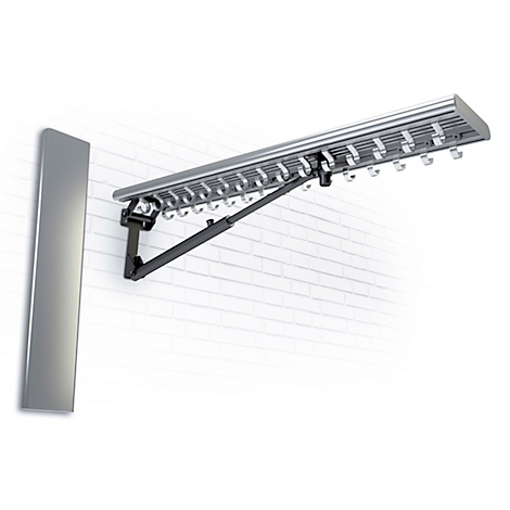 Wäschetrockner an der Wand, ausziehbar, mit weißen Haken, an Backsteinmauer.