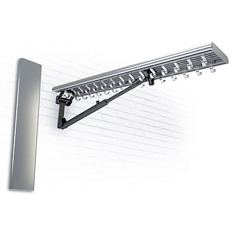 Ausziehbare Garderobenleiste mit Haken an einer Wand. Der silberne Metallrahmen wird durch eine schwarze Halterung gestützt.