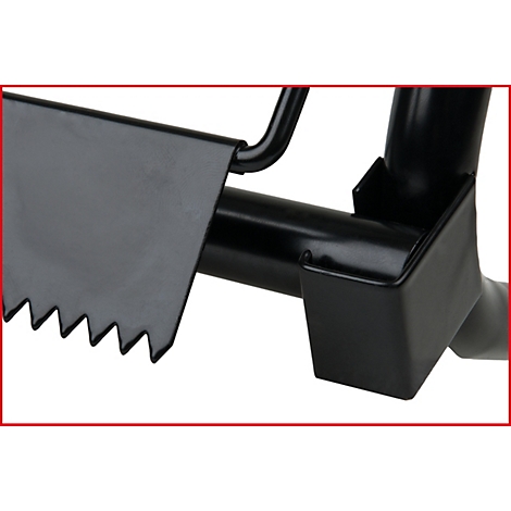 Nahaufnahme eines schwarzen Metallwerkzeugs mit gezahntem Rand, das Teil einer größeren Struktur ist.