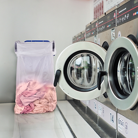 Graue Kamera-Umrisszeichnung auf weißem Hintergrund.