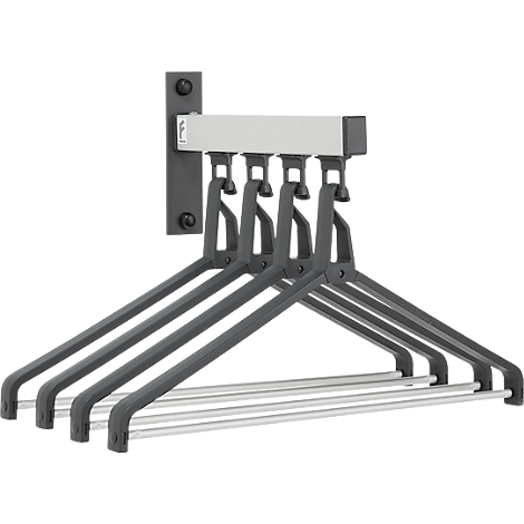 Wandgarderobe met grijze kleerhangers en uitschuifbare stangen.