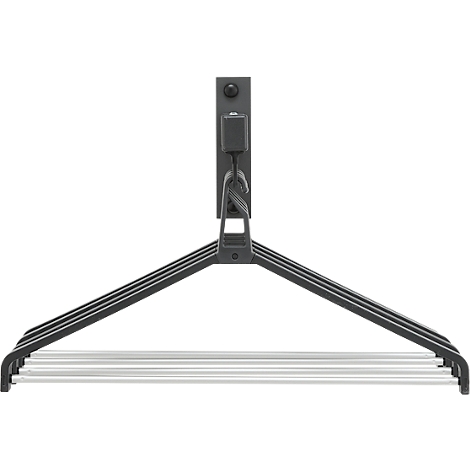 Wandgemonteerd kledingrek met grijze kleerhangers. Opgehangen aan een wandbevestiging met meerdere staven.